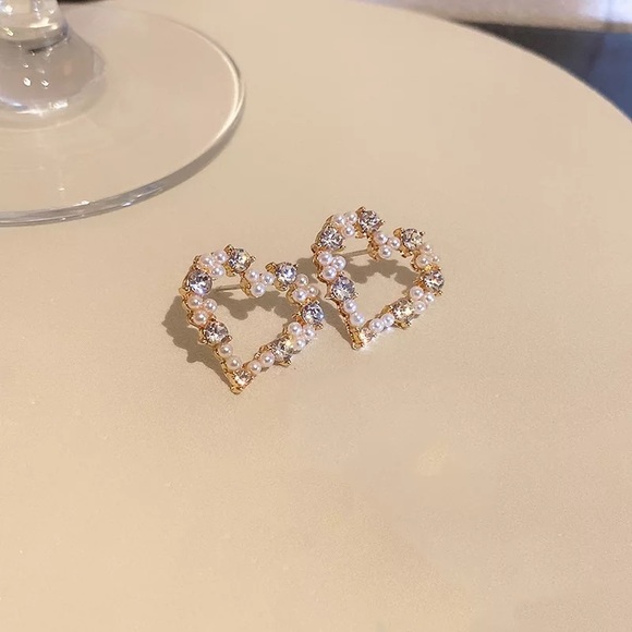NWOT Heart shaped pearl stud earrings - Picture 2 of 2